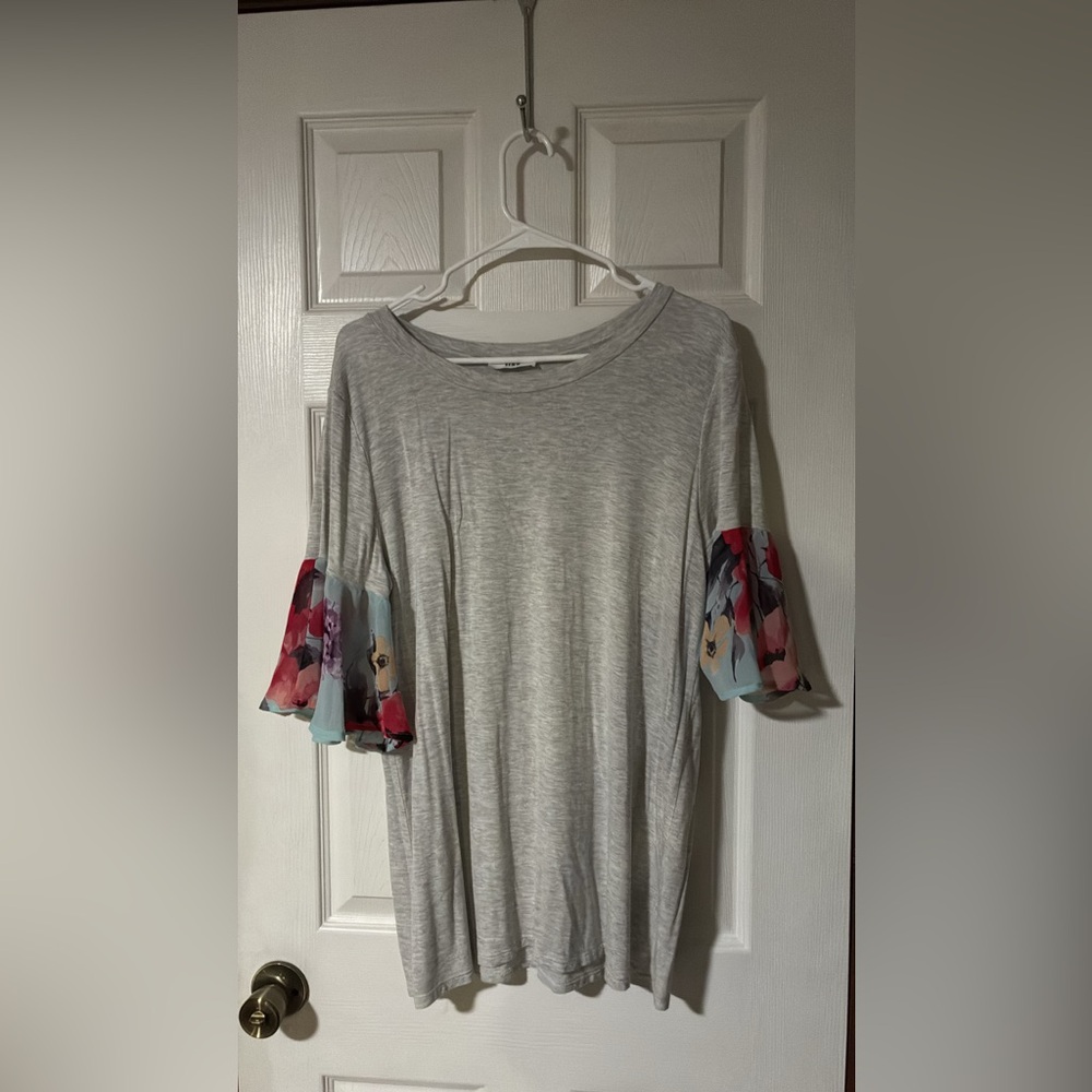 Xhilaration Gray Top with Floral Sleeves